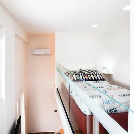Apt, 6 Apartment *